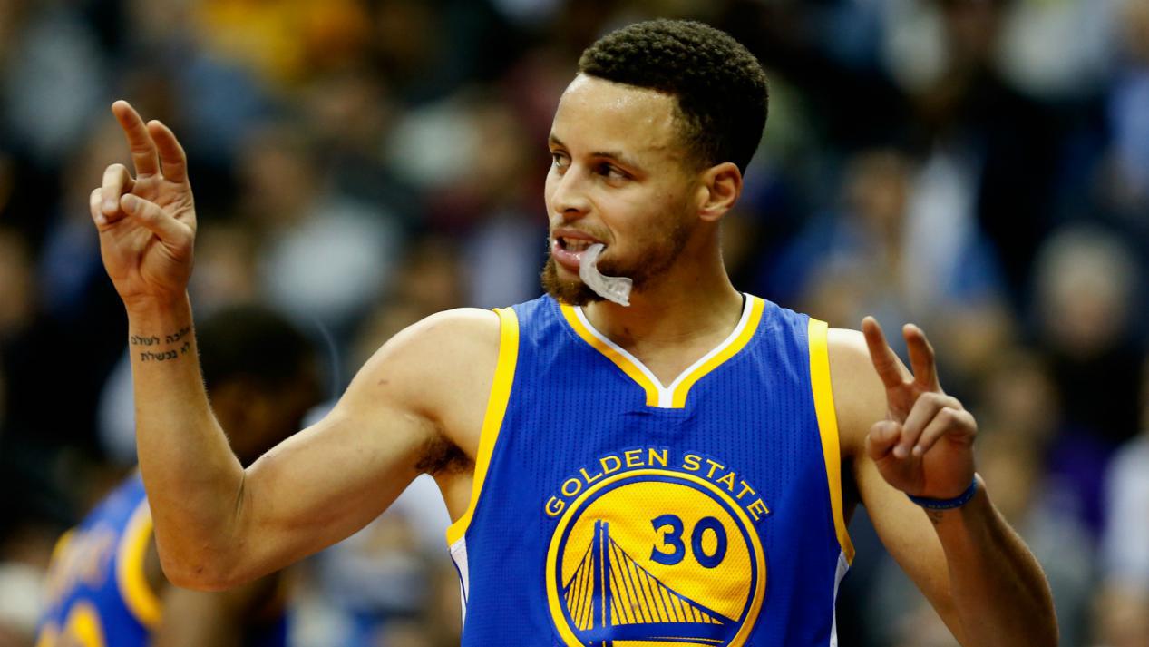 nba球衣为什么要塞在球裤里（同样装备穿出“高逼格”！创可贴成韦德logo，字母哥球衣不塞球裤）