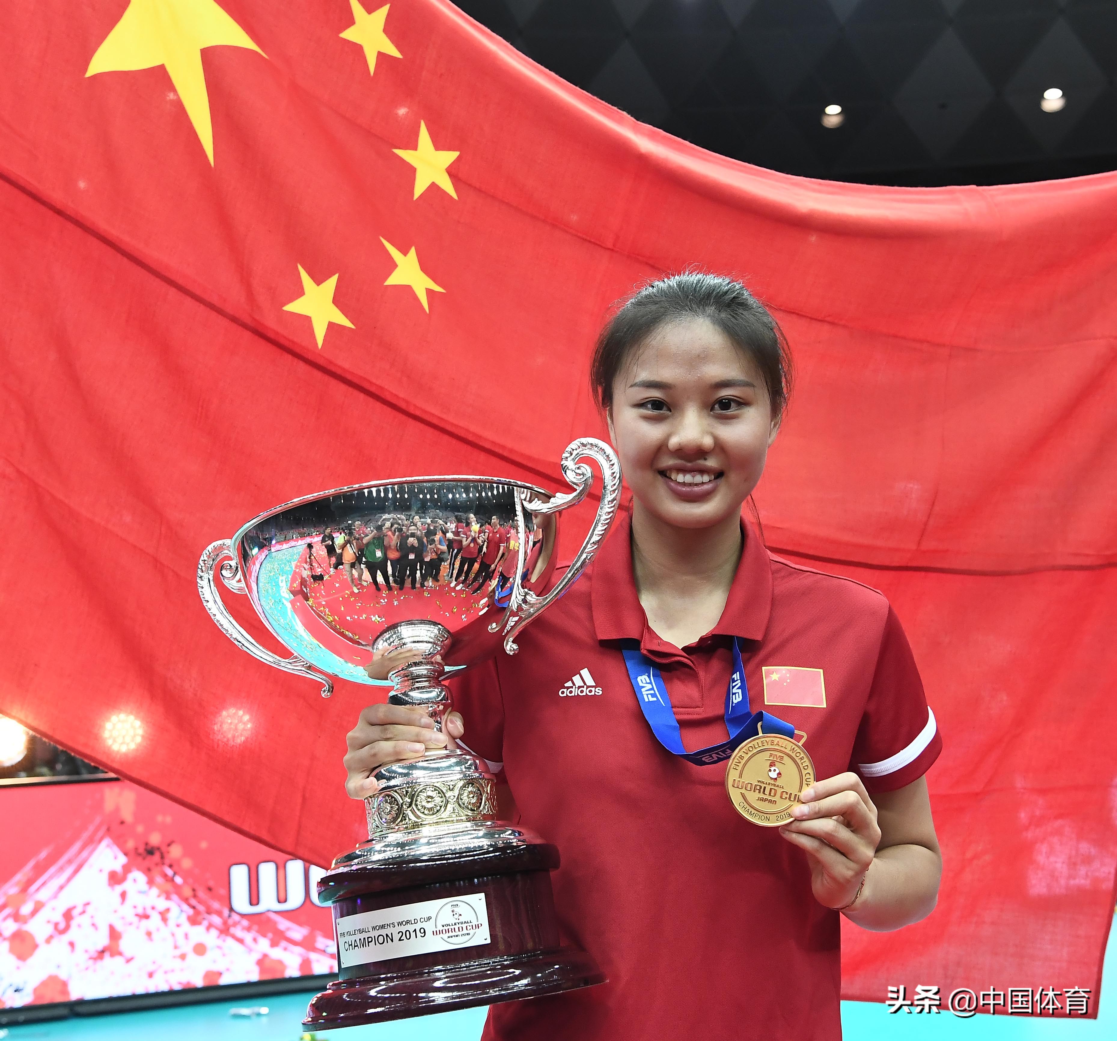 世界杯颁奖仪式(2019女排世界杯颁奖仪式,中国女排姑娘举起冠军奖杯)