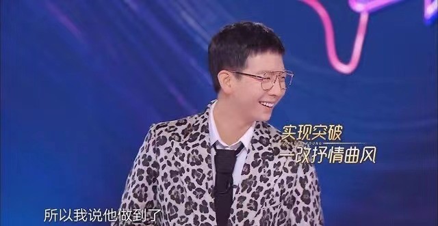 破音跑调，飙高音累到裤子崩开，但我还是要给这位31岁歌手点个赞