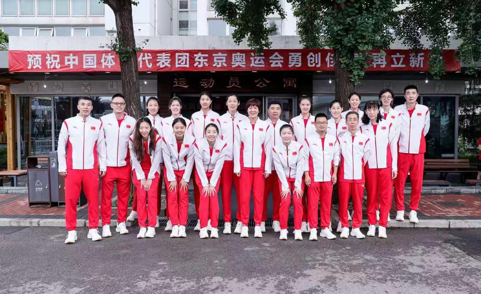 中国女排出征东京！教练郎平新发型显年轻，朱婷1米98身高太抢眼
