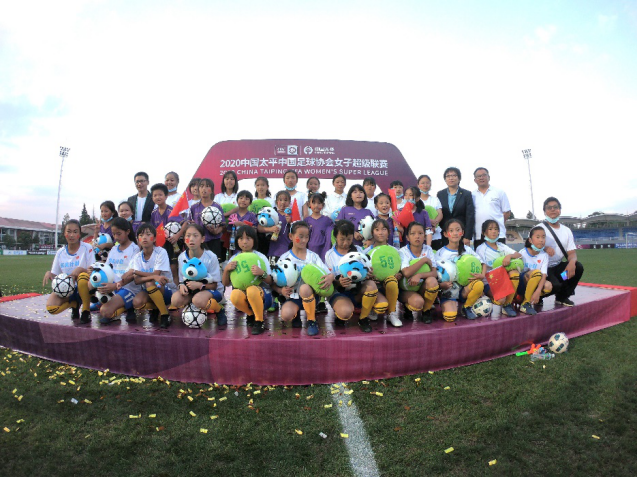 站上女超冠军领奖台，12岁的追风女孩因足球获得更多人生可能