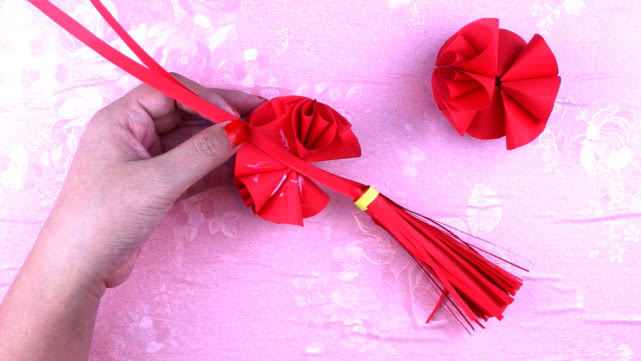 折法超级简单的樱花灯笼,过年挂在家里红红火火,手工折纸教程