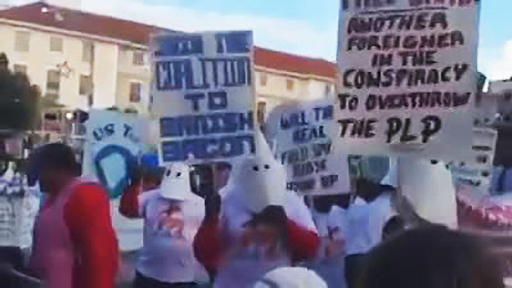 狩猎性侵近百少女、雇妓女强上14岁儿子…这个英国富豪终于被抓