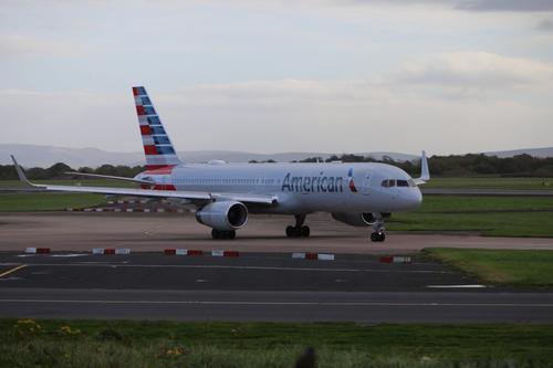 2004年，两少年扒上飞机起落架：一个被风吹下飞机，一个艰难幸存