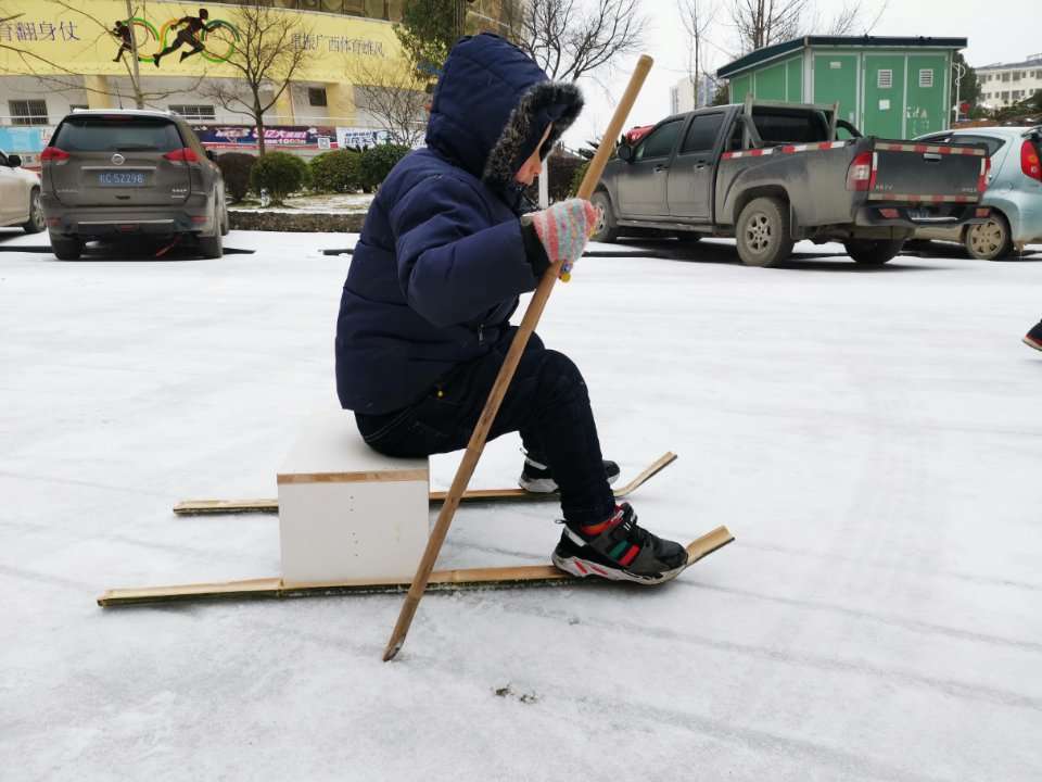 农村小伙伴，这种滑雪板你还记得吗