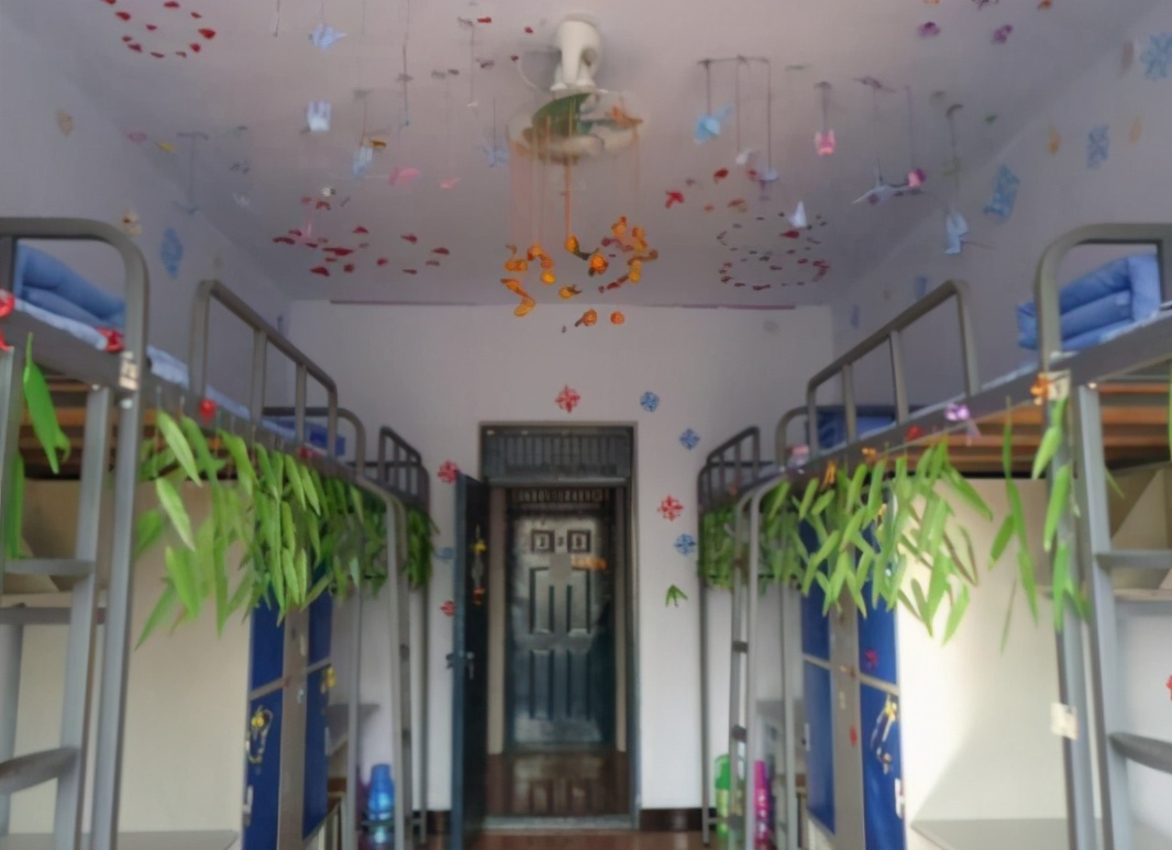 大学宿舍的“花样”装扮，00后的想法新奇，布置的温馨惹人羡慕