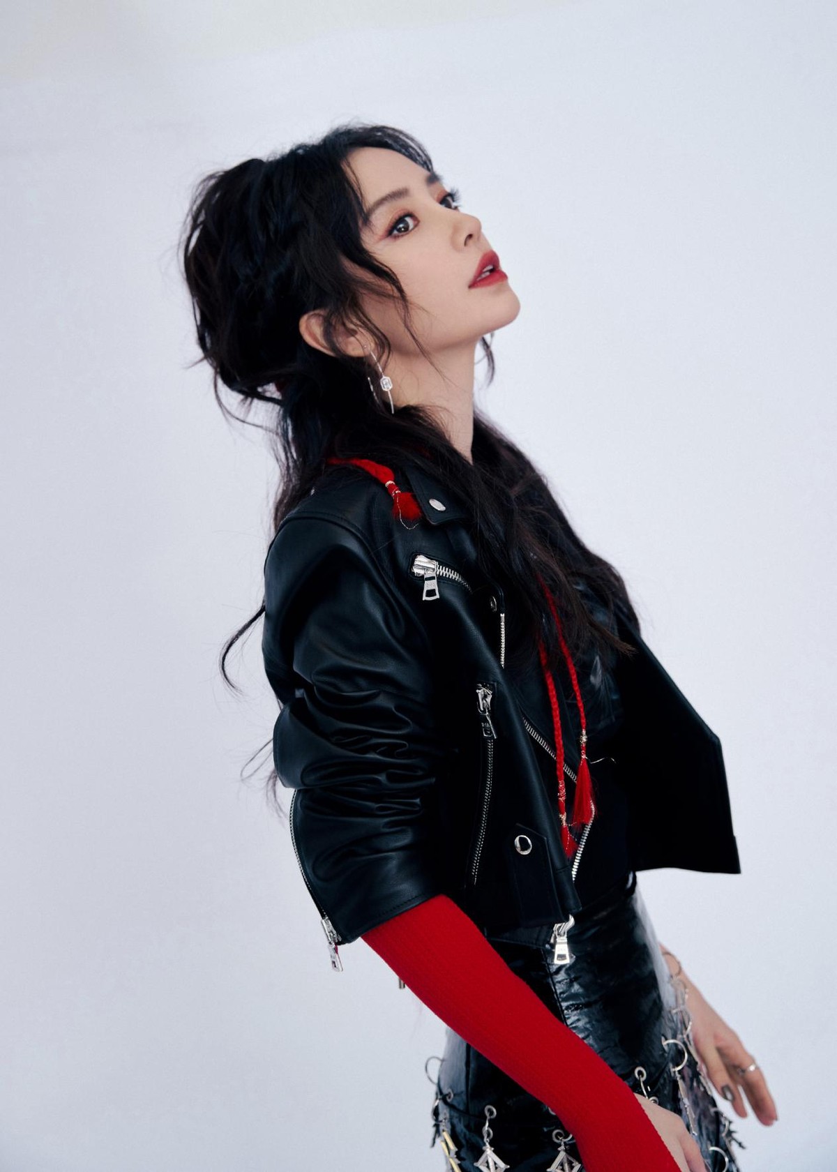 杨颖新造型变身酷姐,一身all black搭配长卷发,完美诠释朋克魅力