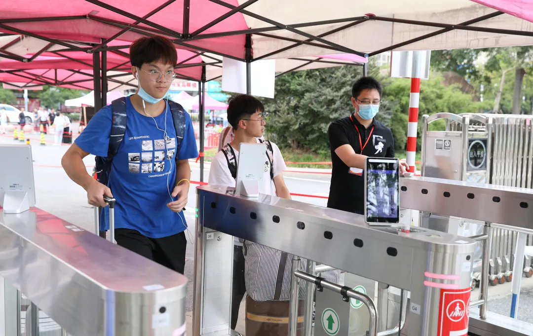 萌新你好 | 终于等到你！2020江苏大学新生报到现场直击