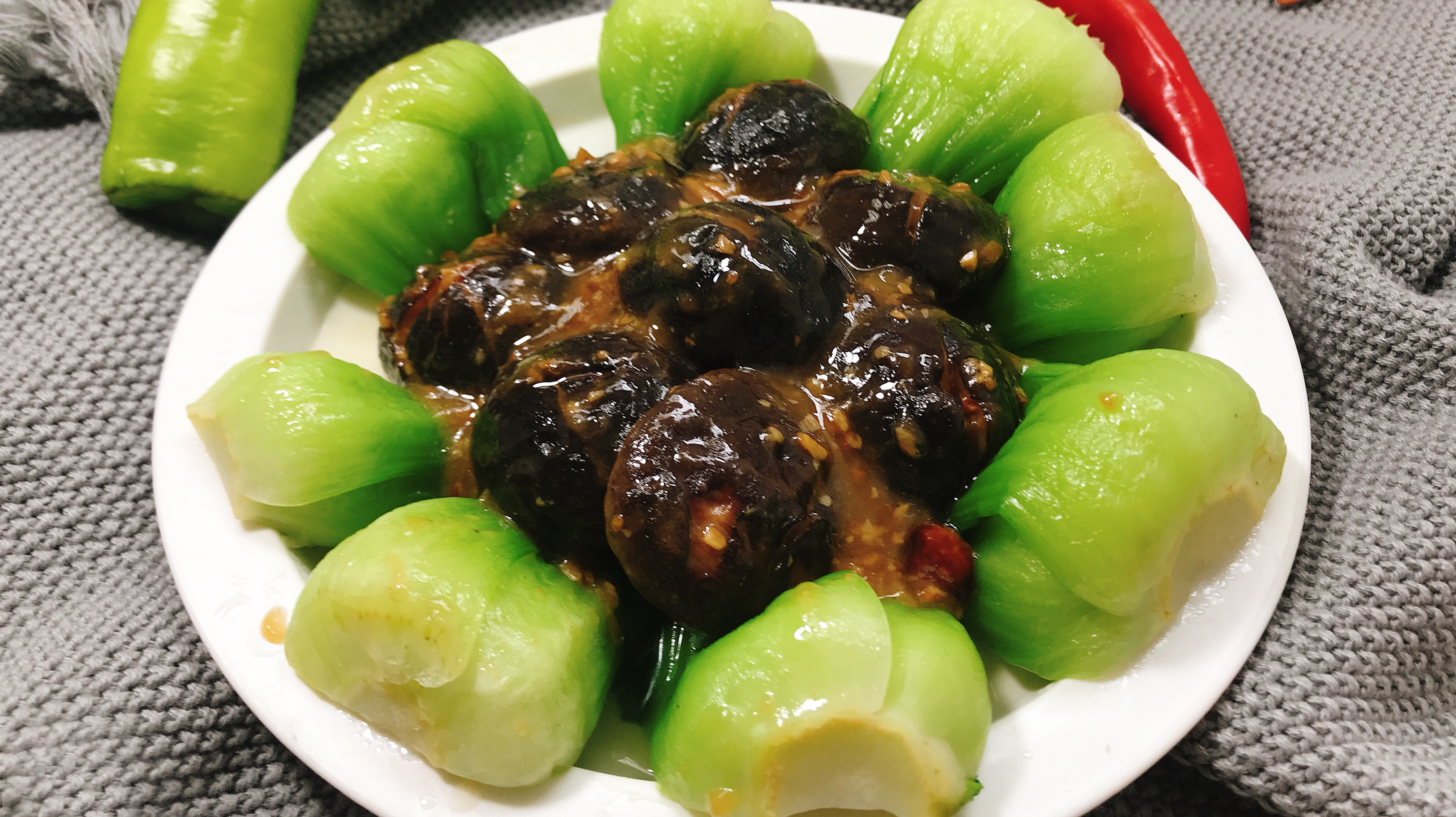 香菇青菜是一道众人皆爱的美食,也是一道家常菜,口感爽滑清脆,而且