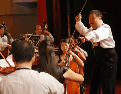 “天才指挥家”胡一舟：身患唐氏综合征，19岁凭音乐天赋一举成名