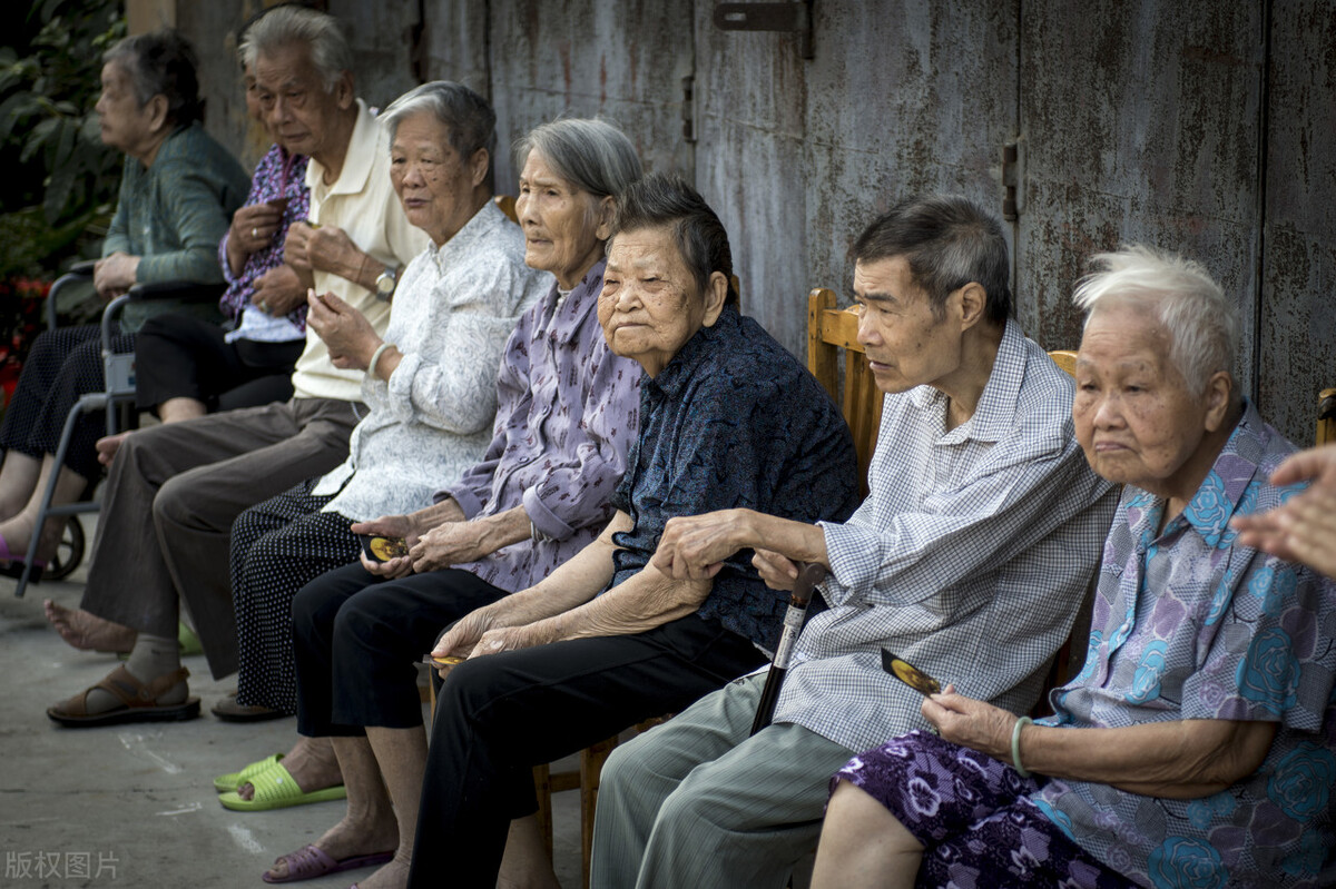 个人交社保，谨记不要随便断缴，交15、20、25、30年养老金差距大