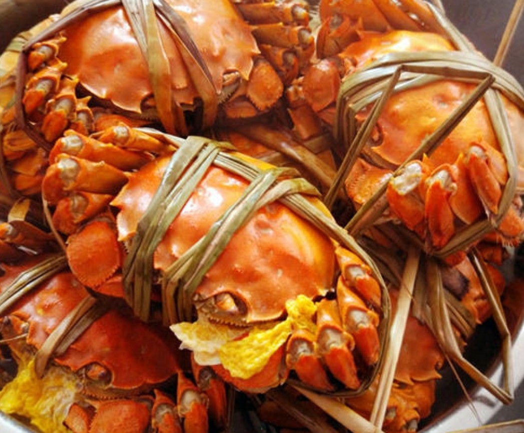 鲁迅先生曾称赞：第一个吃螃蟹的人是很令人佩服的！