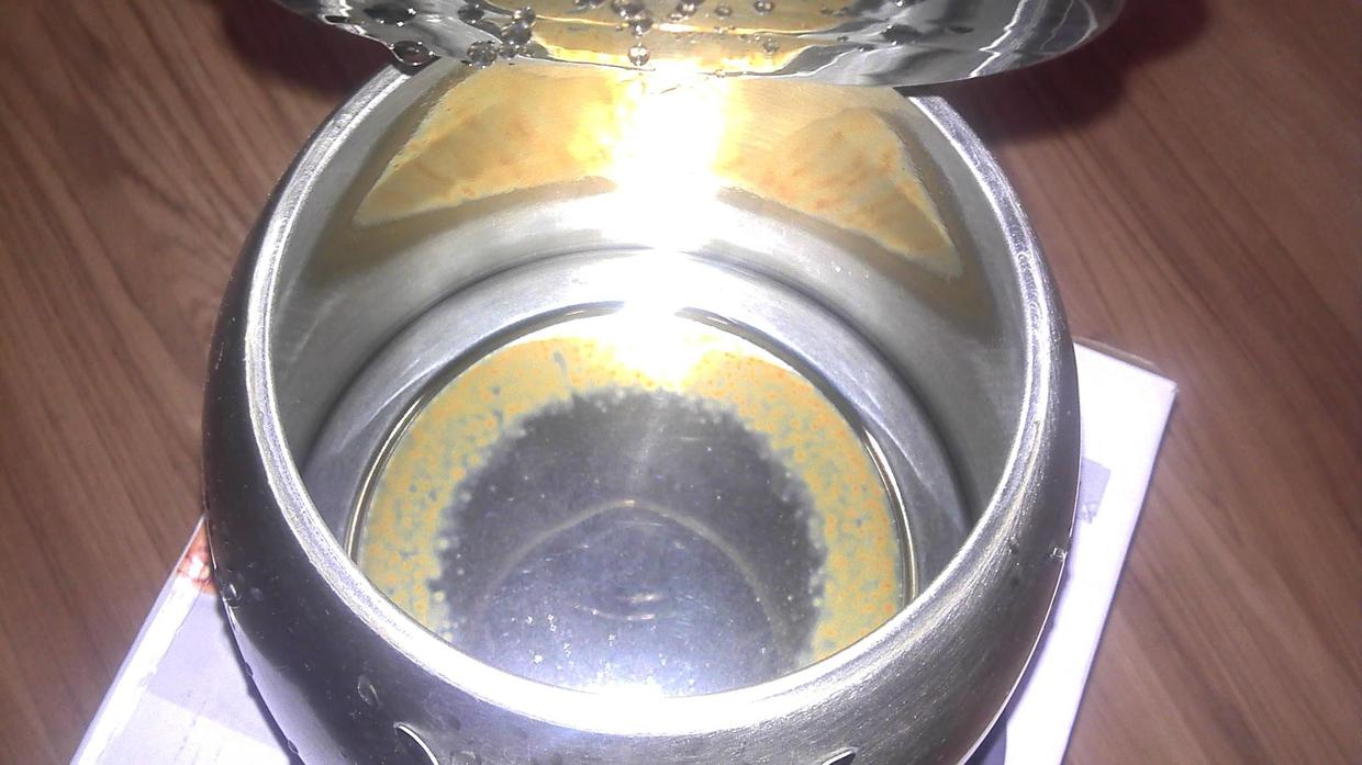 水壶里的水垢最好清理，加点东西静置一段时间，水垢自己掉下来