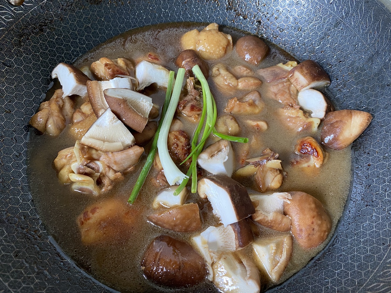 香菇烧鸡怎么做最好吃（2个小妙招香菇烧鸡鲜嫩美味）