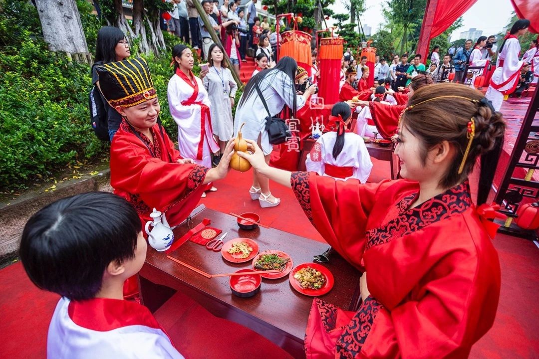 在中国喝交杯酒是结成夫妻,在日本喝交杯是类似于结拜,结拜成兄弟的