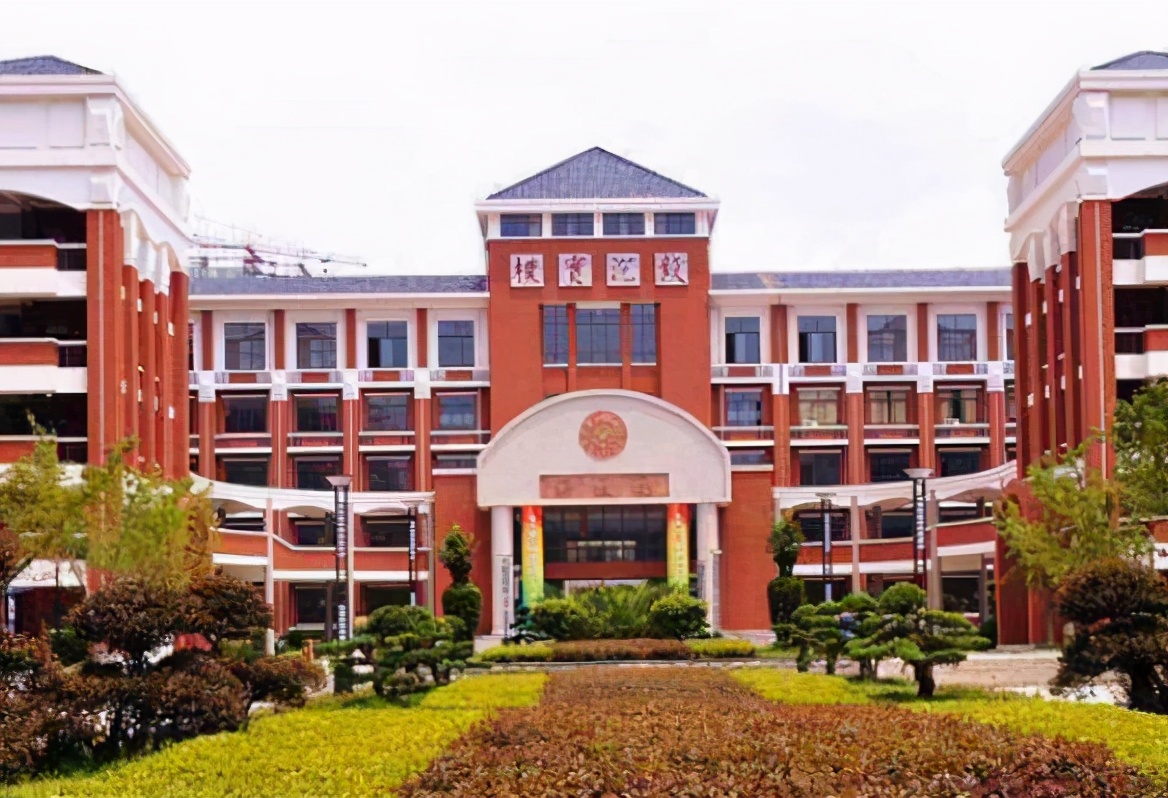 我国高中前百名榜单公布，衡水中学被超越，榜首录取率高达99.5%