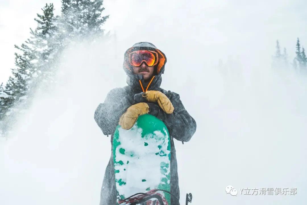 如何挑选滑雪头盔(滑雪小白入门须知——装备篇)