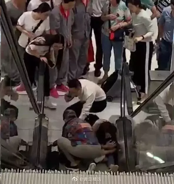 心疼！商场现扶梯“吃人”事故！小男孩脚趾被卷入，网友：不敢看...