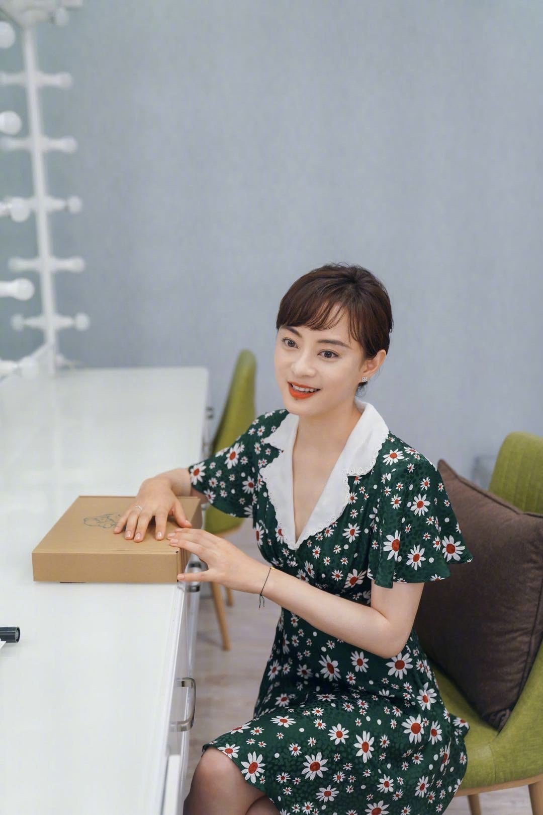 "邓超老婆孙俪"又美出圈了,穿印花抹胸裙配手套,现赫本式优雅