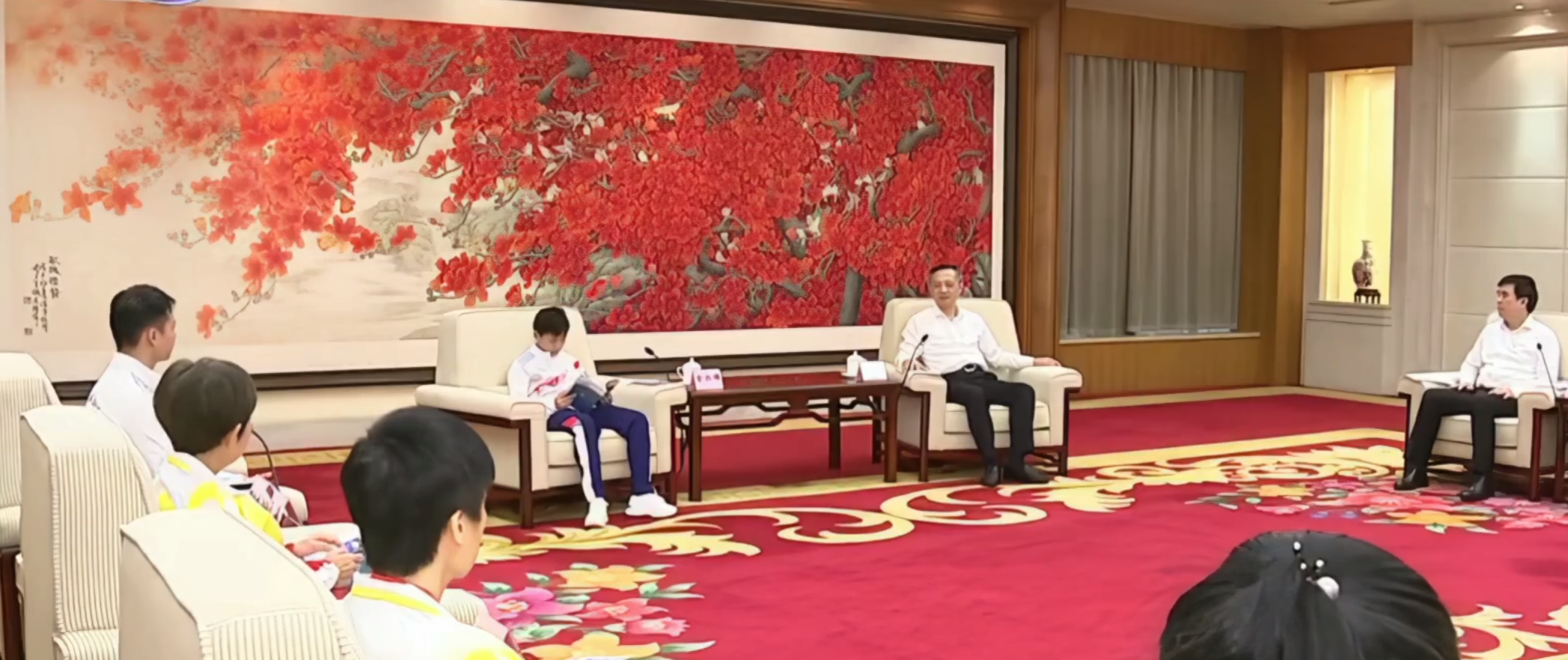 全红婵太有面！回广州市长亲自接见，两大因素或许会毁掉她的事业