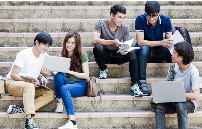 大学“精致女教师”走红，每天穿着打扮都不重样，堪比时尚达人