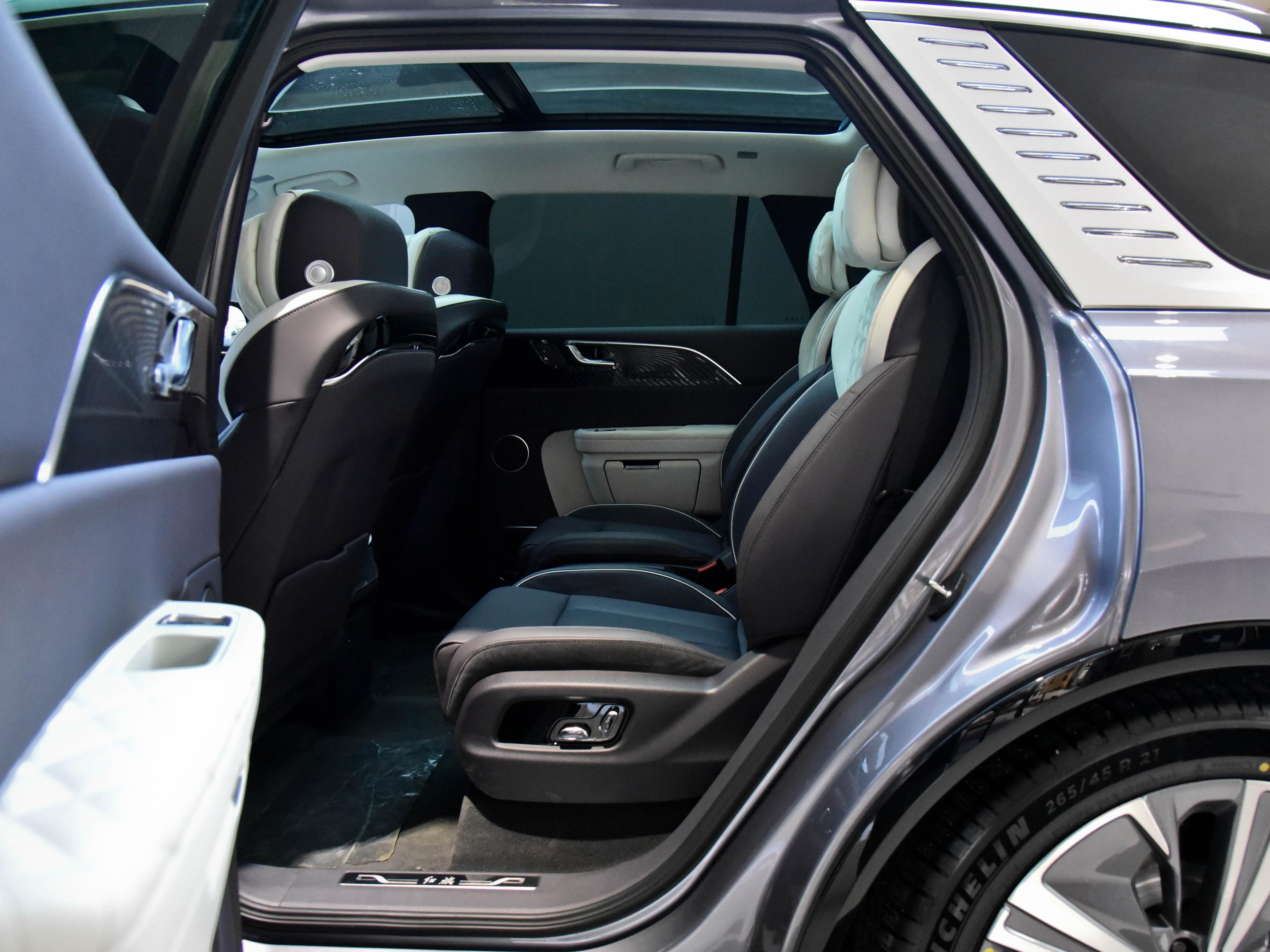 豪华家族6座旗舰suv,动力堪比v8却不用油,实拍红旗e-hs9