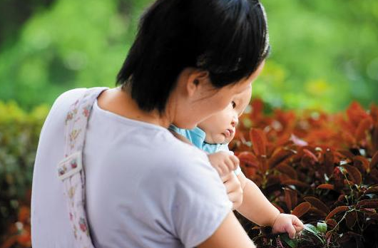 婴儿几个月可以见风（夏天新生儿多久才能出门）