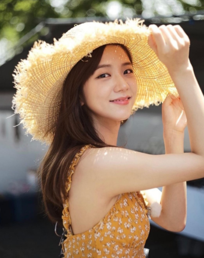 一束芍药花图片(金智秀气质拿捏得真好,捧着一束红芍药花,像个高级花