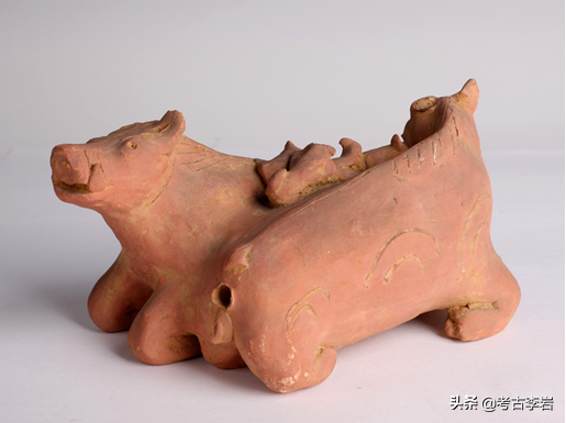 现藏于济源市博物馆.以模制,捏塑而成.