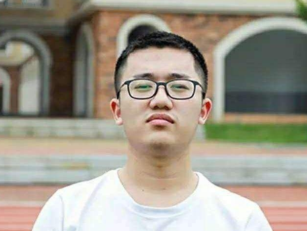 湖南状元高考16岁考入北大，大三退学复读考清华，却被称985废物