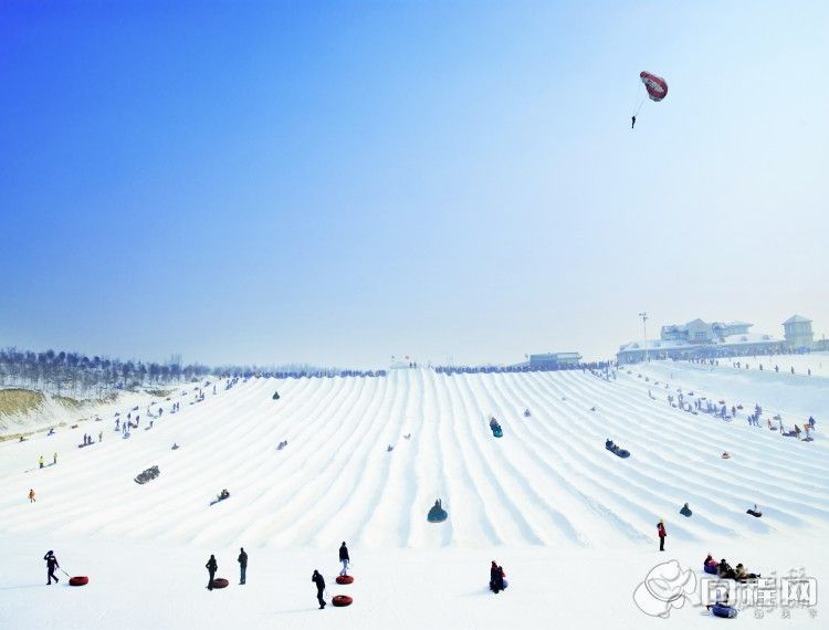 乌鲁木齐滑雪场哪个最好玩(伙伴们，乌鲁木齐下雪了，安利几个滑雪场，马丽：小伙伴们嗨起来)