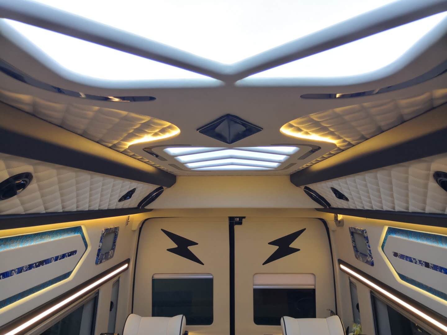 成功商务人士适用车推荐——江铃福特·新世代全顺豪华商旅车