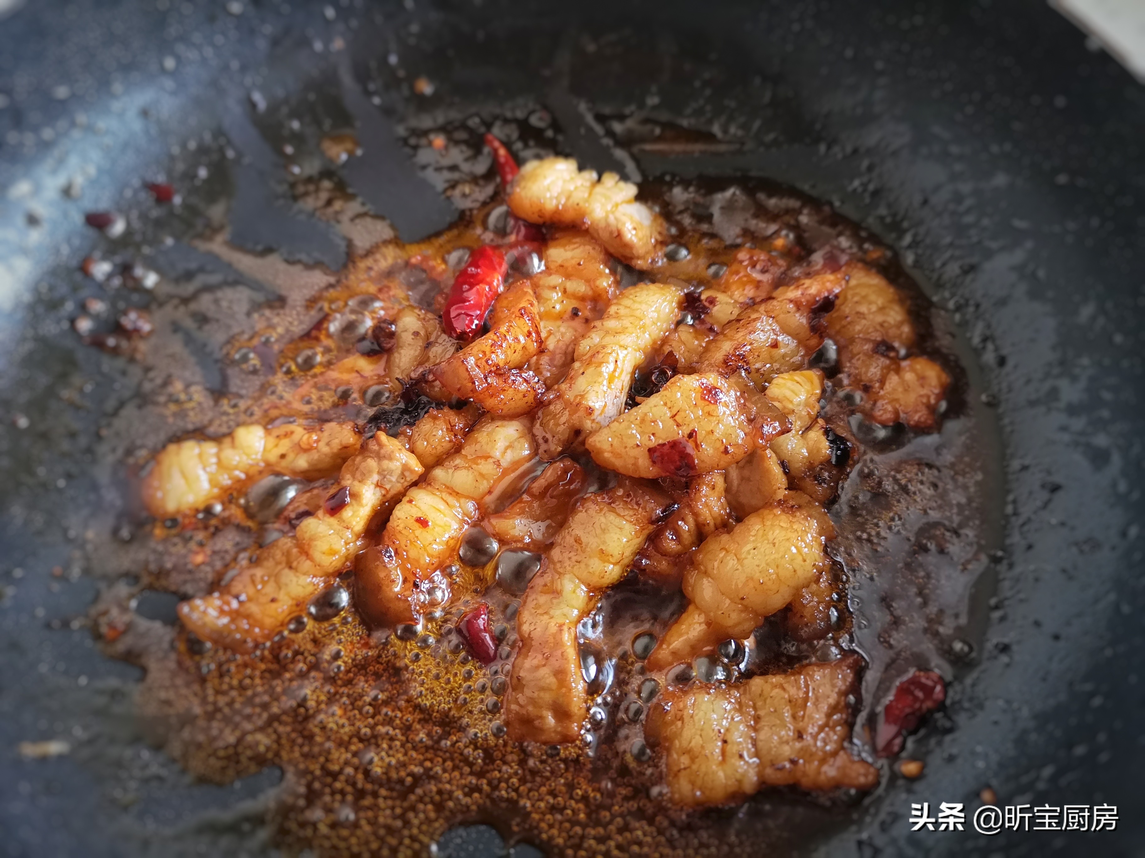 这水果一个20斤，印度人拿它当主食，我们却扔掉十多斤，太浪费了