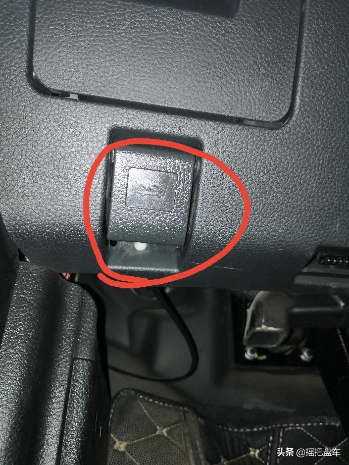 自己更换比亚迪唐2015款更换点烟器保险丝