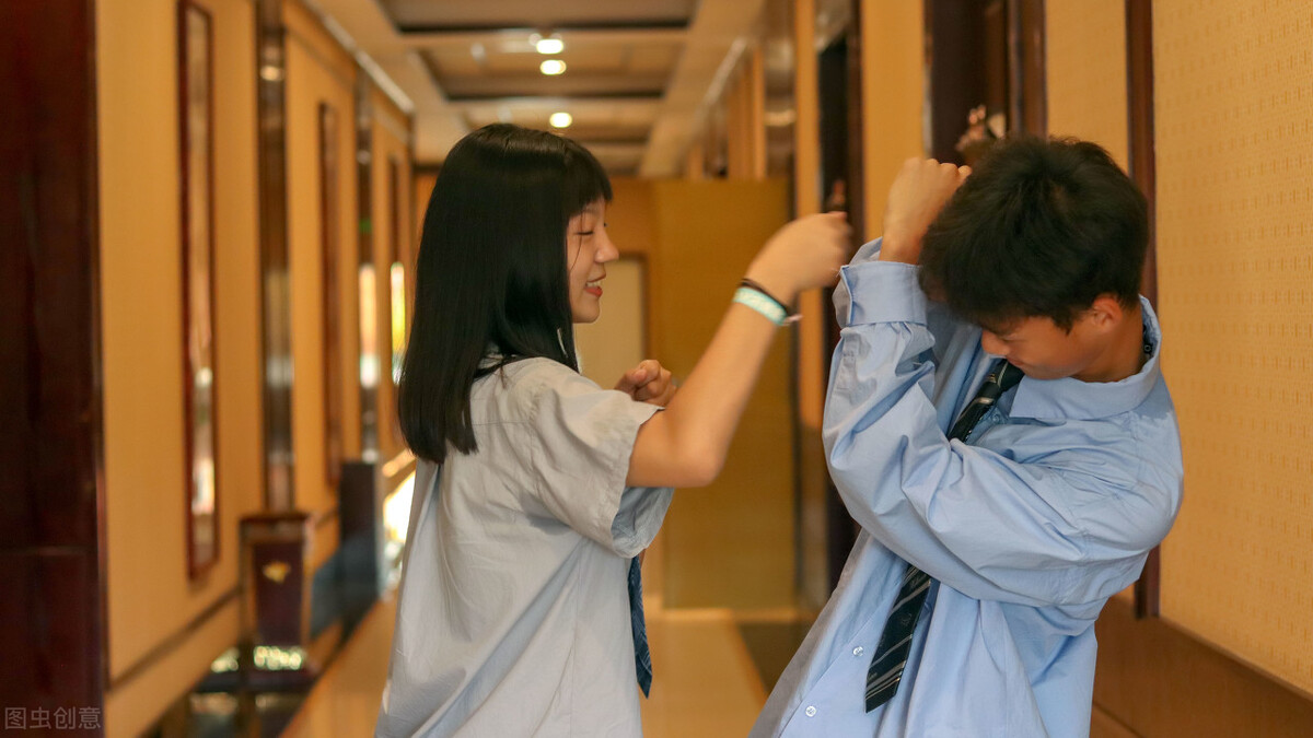 小学生接吻单图片(因为打赌) - 赤虎壹号