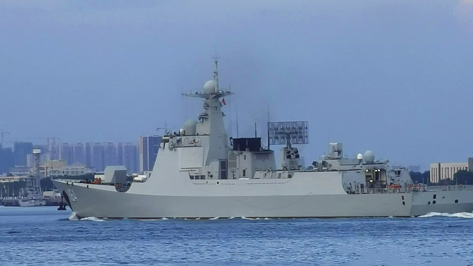 这其中,"南宁"舰(舷号162),"桂林"舰(舷号164)和"湛江"舰(舷号165)