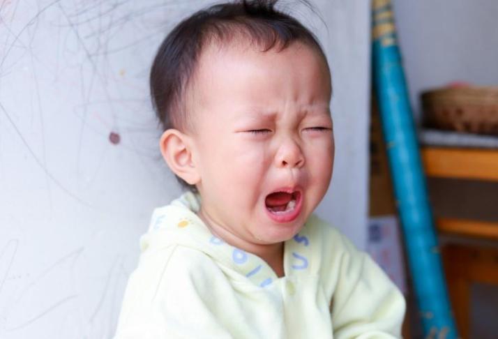 试管宝宝总是“折腾”自己的头,家长看在眼里疼在心里,娃有啥癖好?