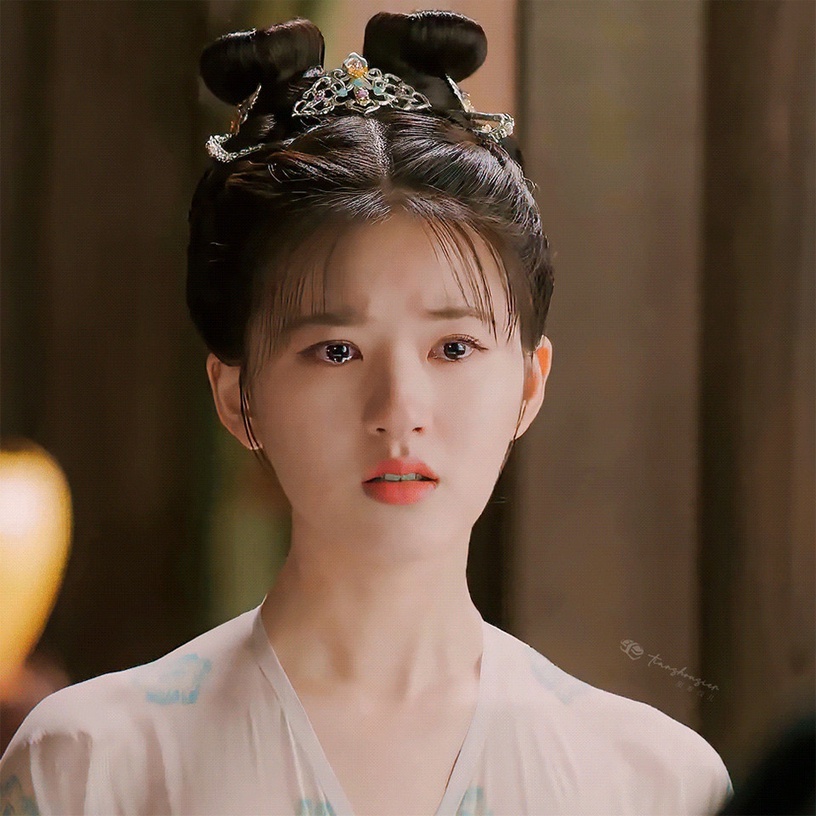 赵丽颖,圆圆的脸蛋甜美可爱,一身异域装扮,哭得泪流满面,眼睛红红的