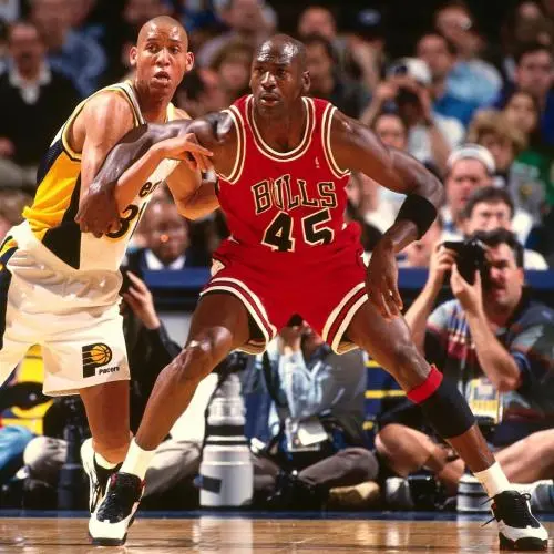 98篮球网nba直播吧（NBA纪实连载27：98年带领内忧外患的公牛三连冠，乔丹彻底封神上卷）