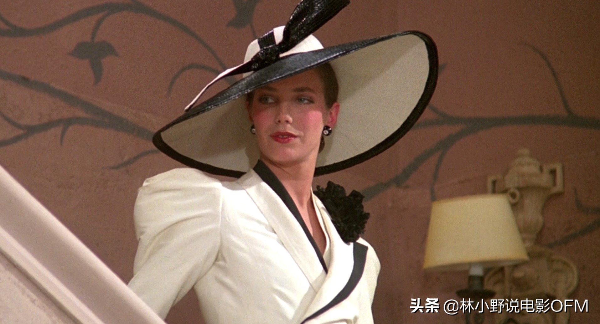 《阳光下的罪恶》女主角是邦女郎，男配是“查泰莱夫人的情人”