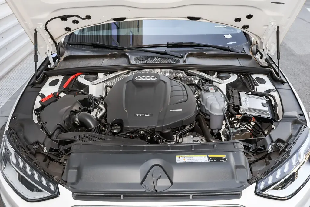 豪华车奥迪A4L，中配190马力+8个安全气囊，售价25.53万起