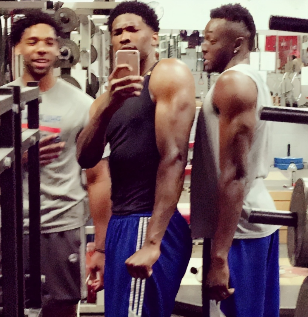 4:恩比德没进nba之前,那身材相当单薄,不过进入联盟之后,他身体就看着