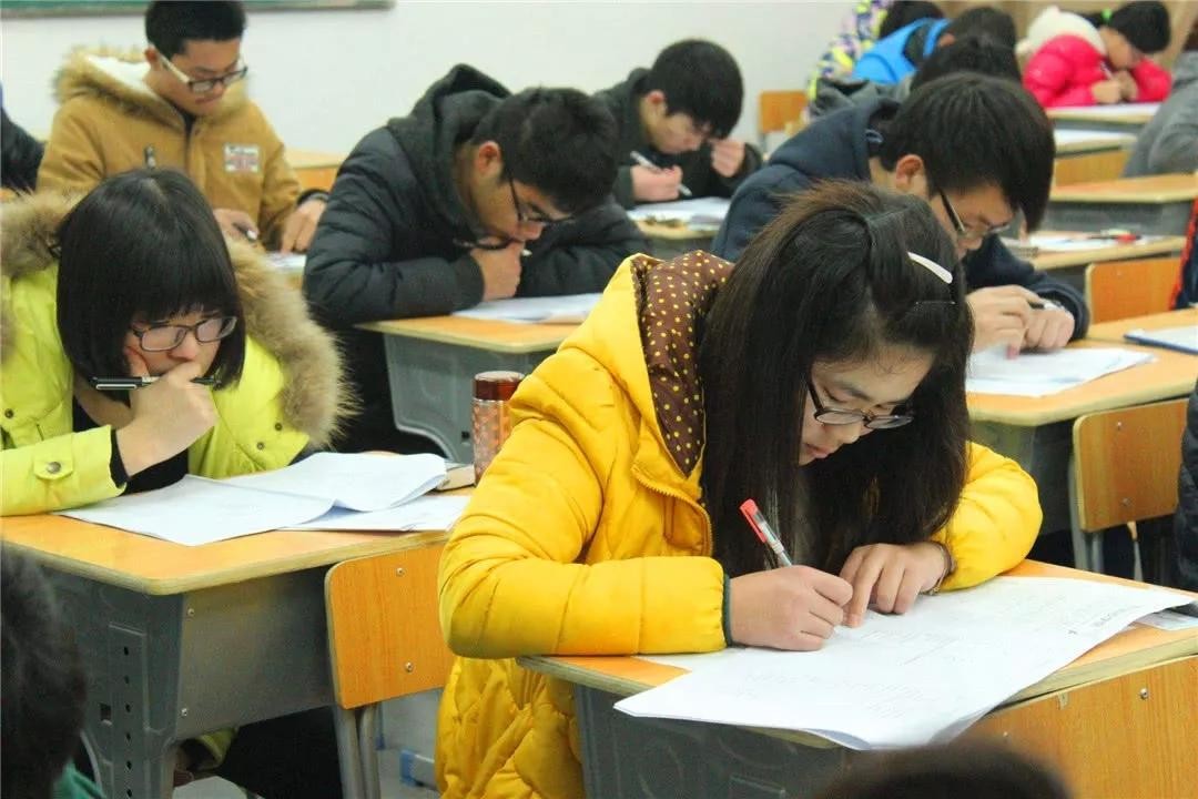 为啥高考要用“2B铅笔”？看完高考阅卷方式，学生：我爱2B铅笔