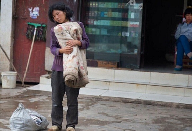 女大学生嫁给农民工，为其生下两个孩子后，竟开始变得离奇疯癫