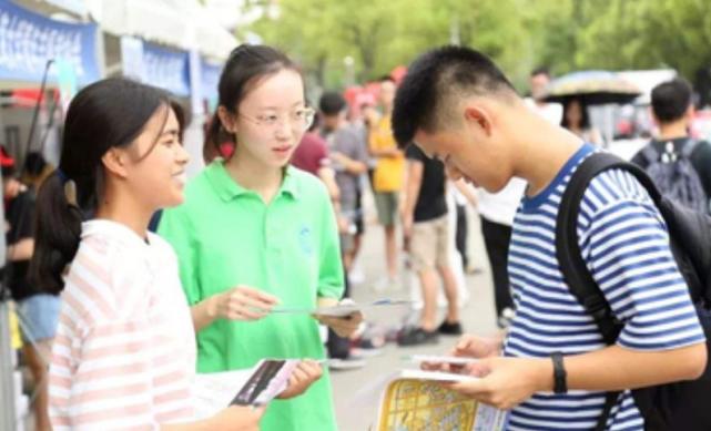 女儿高考估分649，父母听后大摆宴席，成绩公布后亲戚直呼退钱