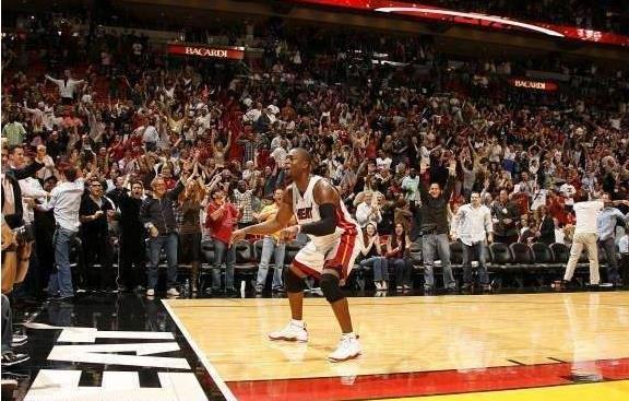 库里篮球进球后的经典动作是(11图看NBA帅气庆祝动作：詹姆斯的霸王步，麦迪摊开手舍我其谁)