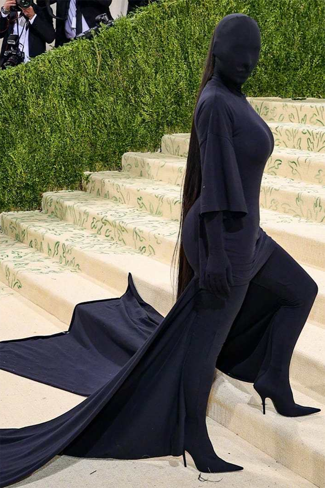 邓文迪浑身亮片,卡戴珊变黑衣人,都比不过这些戏精红毯群魔乱舞