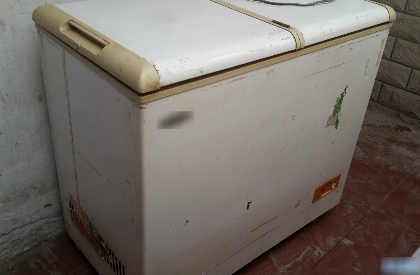 外表普通的废旧冰柜,拿来改造成鱼缸养鱼,过程简单成品却很漂亮