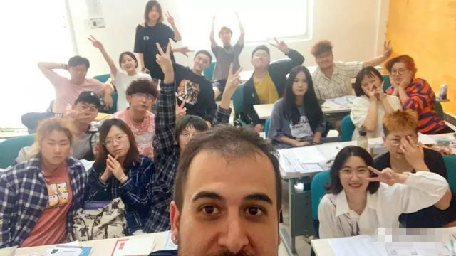 喜迎教师节，泓钰意大利语培训学校今天举行庆祝晚会