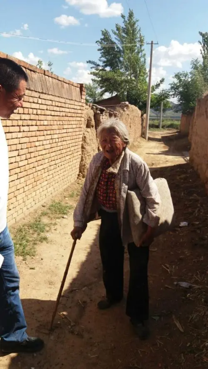 农村老人总是仇视照顾自己的子女，“孝不如顺，远香近臭”